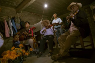 Puebla, Meksika - 1 Kasım 2019: Müzisyenler mihrapta serenat yapıyor, Ölü Kutlamalar Günü için sunak, İspanyol öncesi sunak