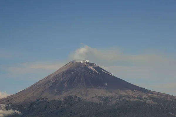 Vulcão ativo Popocatepetl, fumarola sobre o céu azul Vulcão ativo Popocateptl, céu azul — Fotografia de Stock