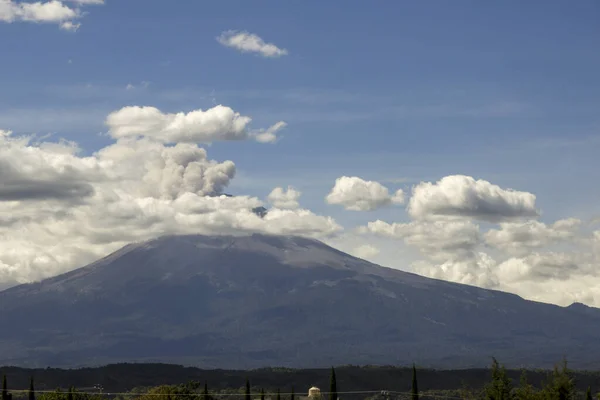 Volcán activo Popocatepetl, cielo azul en erupción — Foto de Stock