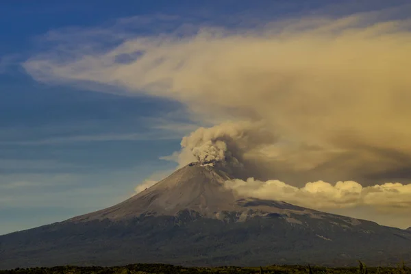 Aktív Popocatepetl vulkán Mexikóban, fumarol — Stock Fotó