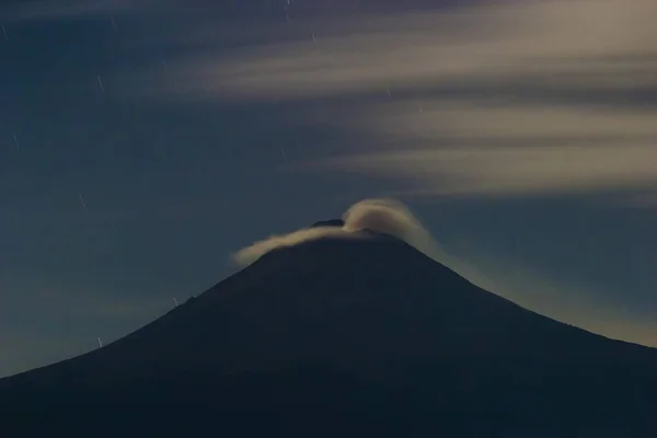 Aktív Popocatepetl vulkán Mexikóban, fumarole aktív vulkán populocatepetl éjszaka csillagok, éjszakai táj, csillagok az égen — Stock Fotó