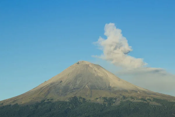 Fumarola saliendo del cráter del volcán Popocatepetl — Foto de Stock