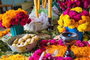 Puebla, Meksika - 1 Kasım 2019: Ölüler Günü (Dia de Muertos) kutlamaları için sunak