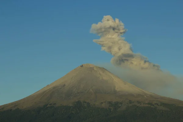 Fumarola saliendo del cráter del volcán Popocatepetl — Foto de Stock