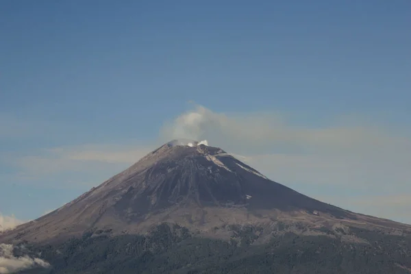 Ενεργό ηφαίστειο Popocatepetl, fumarole πάνω από μπλε ουρανό Popocateptl ενεργό ηφαίστειο, μπλε ουρανός — Φωτογραφία Αρχείου