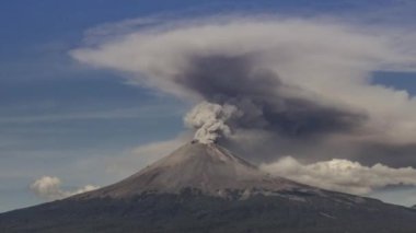 Meksika 'da aktif Popocatepetl volkanı, fümerol