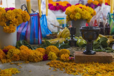 Ölü, renkli Meksika sunağı ve kopal ve tütsü için seramik bardak günü