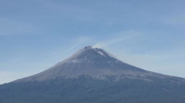 Meksika 'da aktif Popocatepetl volkanı, fümerol