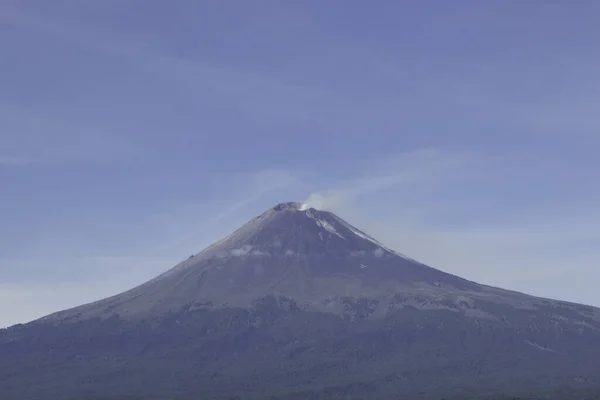 Volcán activo Popocatepetl, fumarola sobre el cielo azul —  Fotos de Stock