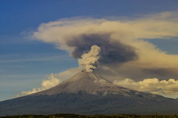 Fumarole βγαίνει από το ηφαίστειο Popocatepetl κρατήρα — Φωτογραφία Αρχείου