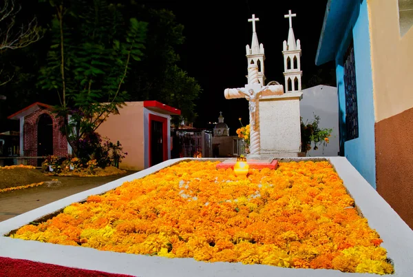 Cempasuchil çiçekleriyle süslenmiş Ölüler Günü için bir mezarlıkta mezarlar. — Stok fotoğraf