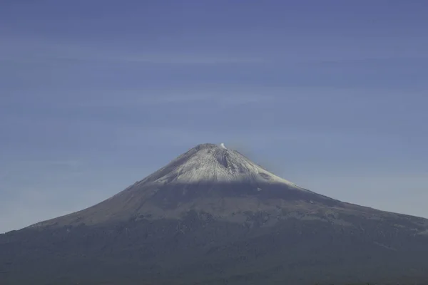 蓝色天空上的活火山Popocatepetl, fumarole — 图库照片