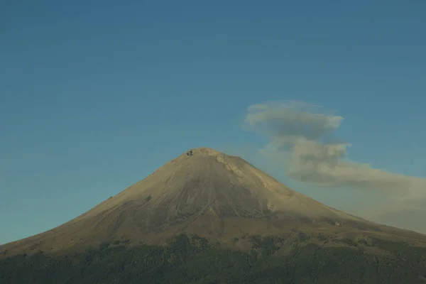 Fumarole jön ki a vulkán Popocatepetl kráter — Stock Fotó