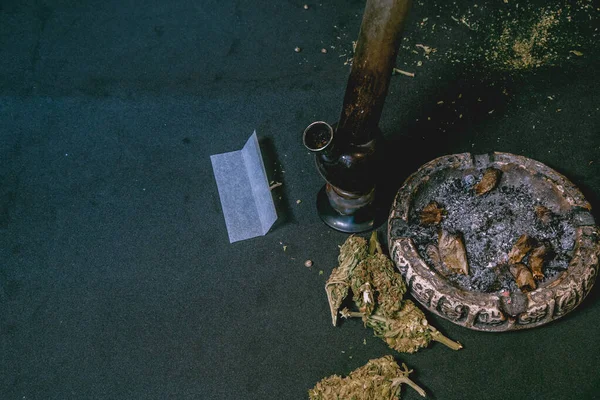 Drogas, maconha, beatas de cigarro, papel de charuto de maconha em fundo preto com espaço para texto à esquerda — Fotografia de Stock