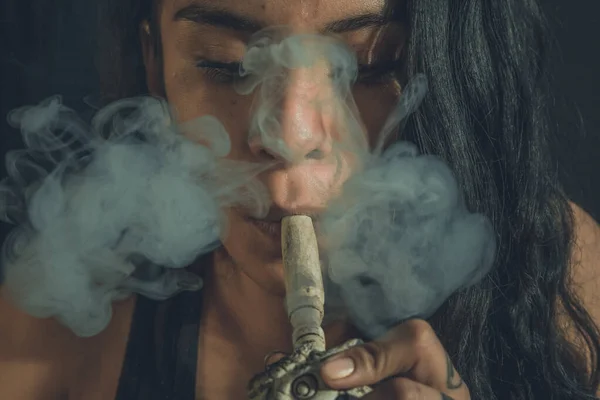 Femme qui fume, gros plan sur la fumée et la bouche Femme qui fume en latin, petit plan sur la fumée — Photo