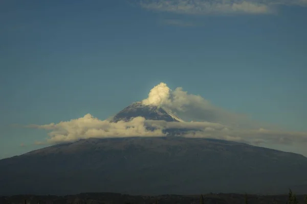 Fumarola saindo do vulcão cratera Popocatepetl — Fotografia de Stock