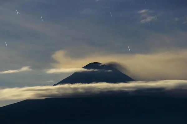 Vulcão ativo popocatepetl noite de estrelas, paisagem noturna, estrelas no céu — Fotografia de Stock