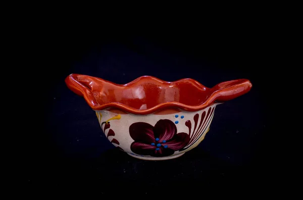 Olla de barro de cerámica o cuenco tradicional de barro mexicano pintado a mano con patrón floral sobre fondo negro —  Fotos de Stock