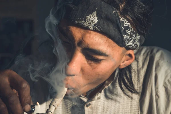 Retrato de homem latino fumando maconha olhando para a direita — Fotografia de Stock