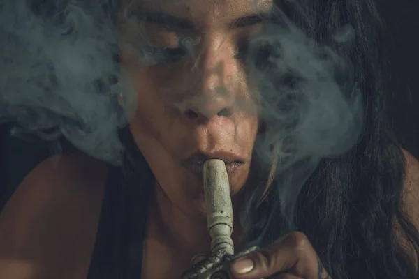 Latin kvinna rökning, nära rök och mun — Stockfoto