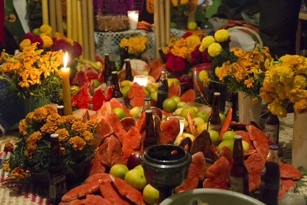 Puebla, Mexico - 1 november 2019: dag van de doden, kleurrijk Mexicaans altaar met tamales, sinaasappels en kaarsen — Stockfoto