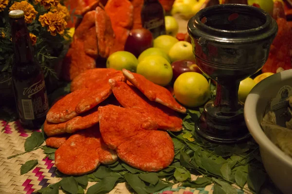 Puebla, México - 1 de noviembre de 2019: día de los muertos, colorido altar mexicano con pan, naranjas y velas — Foto de Stock