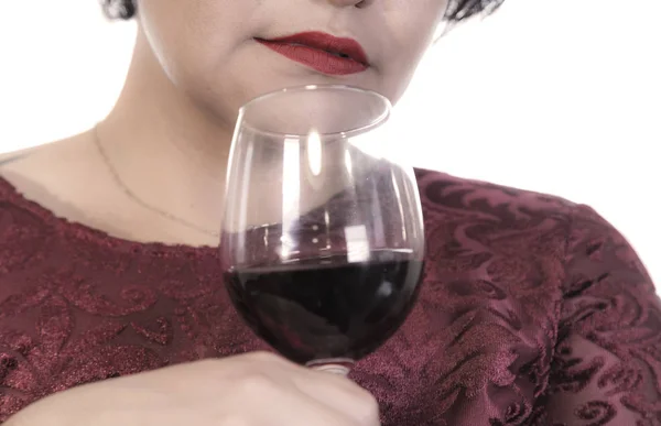 Zbliżenie portret zmysłowy latina kobieta pachnące czerwonym winem.Widok z przodu dziewczyny z czerwonym kieliszkiem wina obok twarz na tle biały — Zdjęcie stockowe