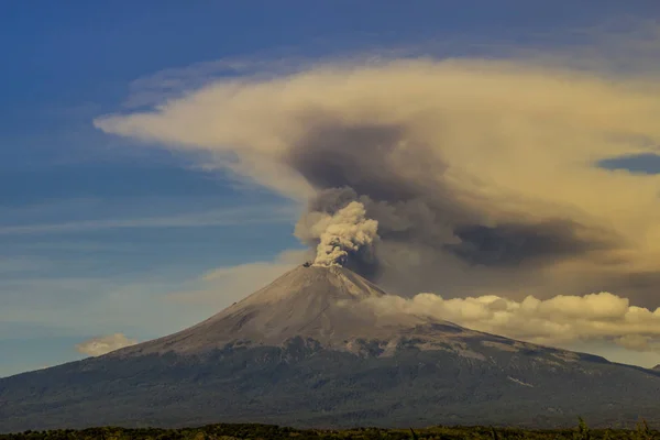 Fumarola saindo do vulcão cratera Popocatepetl — Fotografia de Stock