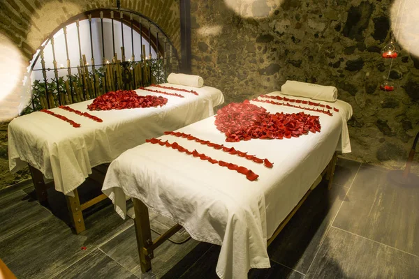 Spa decorado con pétalos de rosa en forma de corazón —  Fotos de Stock