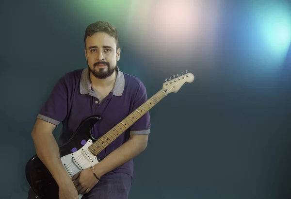 Rock. Instrumento musical Homem barbudo com guitarra elétrica. tocar em um concerto — Fotografia de Stock