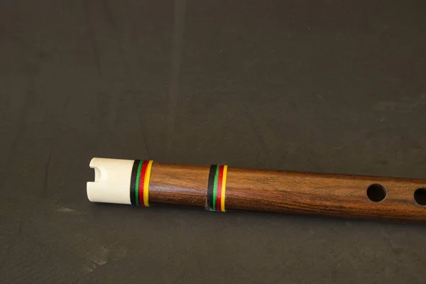 Quena (de quechua quena) instrumento de viento tradicional utilizado por los habitantes de los Andes Centrales.Perú, hecho con hueso de llama —  Fotos de Stock