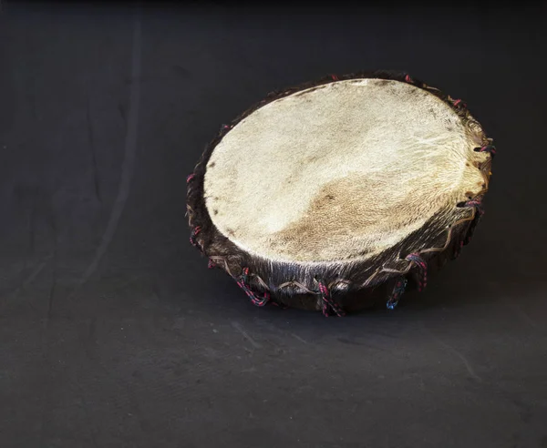 Instrumento prehispánico mexicano, batería, Huéhuetl: instrumento de percusión de madera y cuero. — Foto de Stock