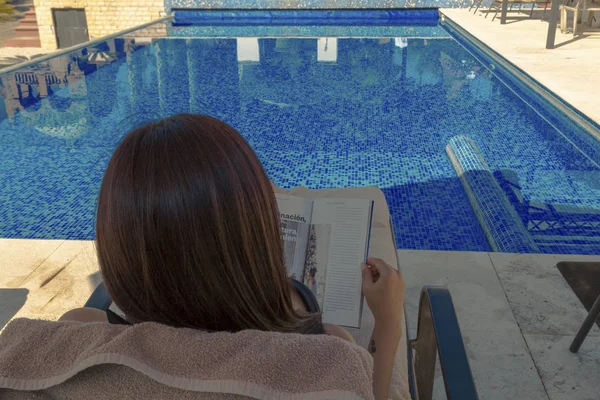 Latina by the blue swimming pool, latin woman by swimming pool — Stock Photo, Image