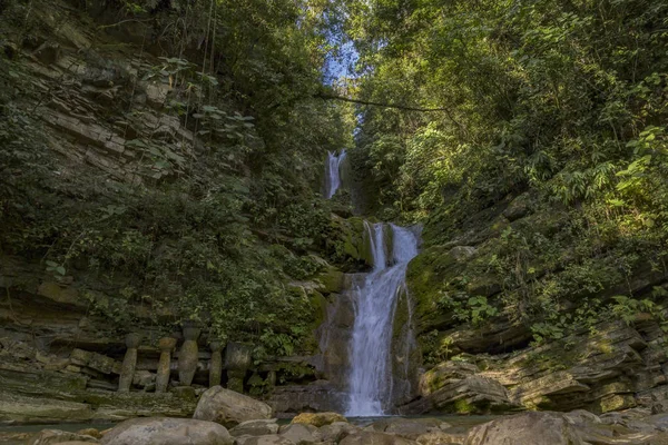 Gerçeküstü mimaride şelale, fantastik manzara, güzellik fuarı. — Stok fotoğraf