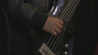 Yakın planda el gitarı çalıyor.