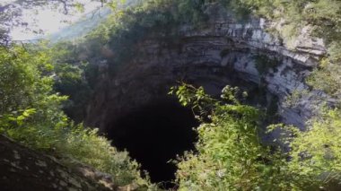 Las Golondrinas Bodrumu (Hirundo rustica) Meksika 'nın San Luis Potos eyaletine bağlı Aquismn şehrinde bulunan doğal bir uçurumdur.