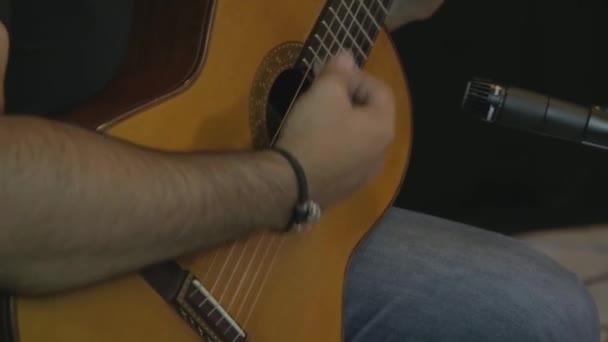 Aperto Chitarra Mano Suonando Vicino — Video Stock