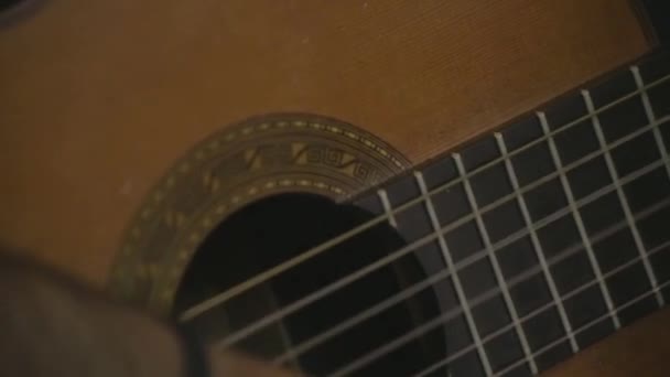 Yakın Planda Gitarı Çalıyor — Stok video