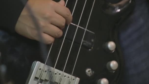 Aperto Chitarra Mano Suonando Vicino — Video Stock