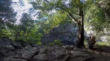 Las Golondrinas Bodrumu (Hirundo rustica) Meksika 'nın San Luis Potos eyaletine bağlı Aquismn şehrinde bulunan doğal bir uçurumdur.