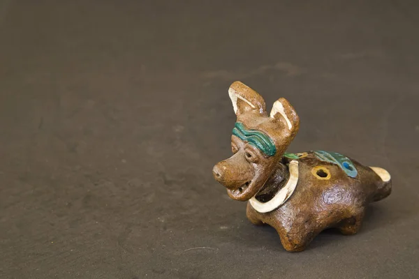 Instrument préhispanique du Mexique, Tlapitzalli : flûte de boue, en forme de chien (xoloitzcuintle ) — Photo