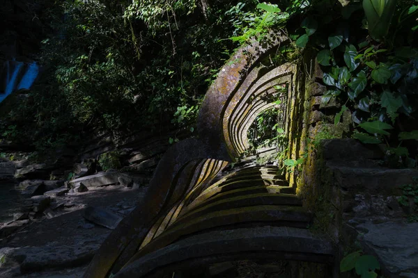 Surreal architecture, fantastic landscape, beautiful old castle, Beautiful structures, jungle and waterfalls in Edward James´s surreal botanical garden, Xilitla, San Luis Potosi, Mexicowaterfall in su — Stockfoto