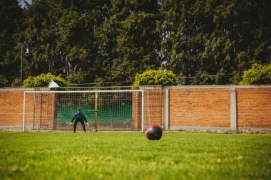 Kaleci futbol maçında topu bekliyor (futbol topu))