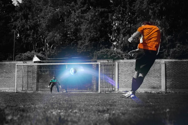 El portero del gol esperando el balón en un partido de fútbol (fútbol), pista de balón marcada con línea azul neón. — Foto de Stock