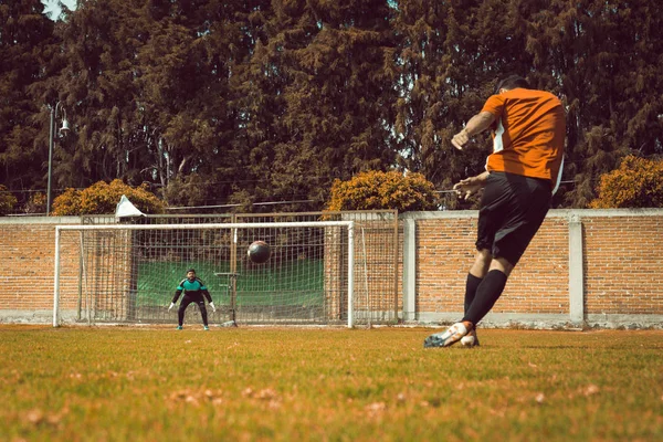 Воротар голів чекає м'яча в грі у футбол (футбол ) — стокове фото