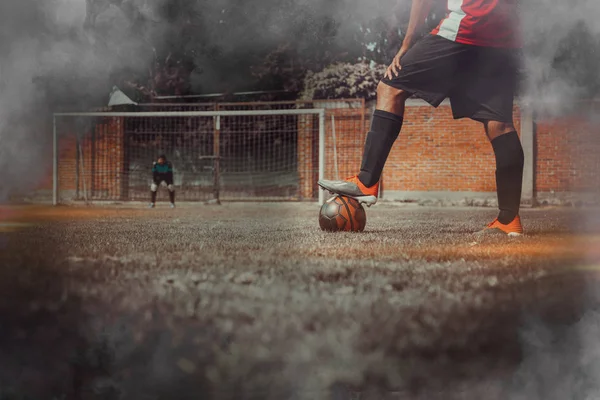 Voetbalspeler bereidt zich voor om de bal te schoppen in de voetbalwedstrijd — Stockfoto