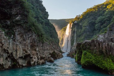 Nehir ve San Luis Potosí, Meksika 'daki Tamul şelalesinin kristal mavi suyu.