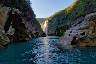Nehir ve San Luis Potosí, Meksika 'daki Tamul şelalesinin kristal mavi suyu.