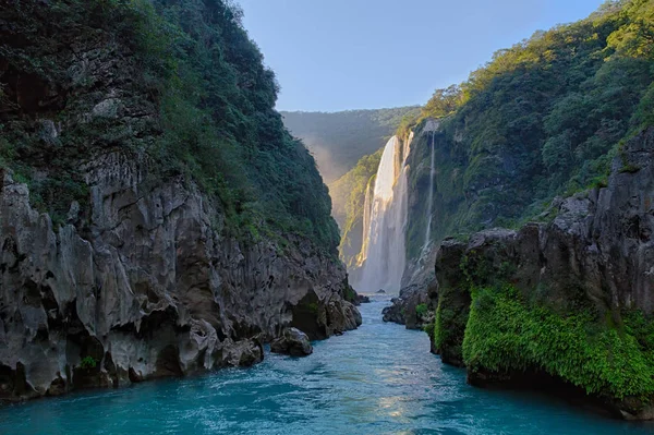Rio e incrível água azul cristalina de Tamul cachoeira em San Luis Potosi, México — Fotografia de Stock