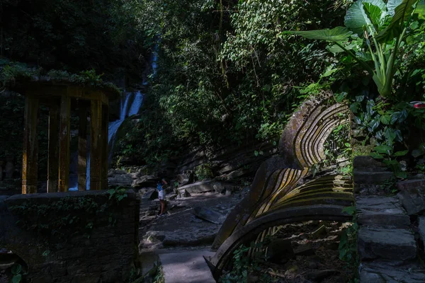 Wasserfall in surrealer Architektur, fantastische Landschaft, wunderschöne alte Burg, wunderschöne Strukturen, Dschungel und Wasserfälle im surrealen botanischen Garten edward james, xilitla, san luis potosí, mex — Stockfoto